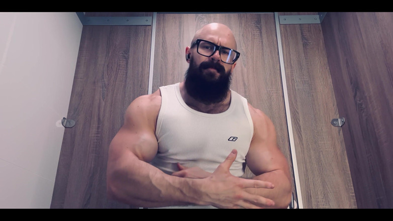 Mister Stone: Pec God. Luister naar mijn harde ademhaling en kijk naar...