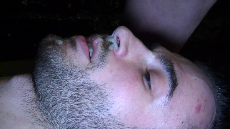 Gaybareback: Val se fait baiser sans capote par Justin XXL