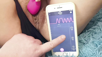 Erica Sweet: Mijn vriend controleert mijn speeltje en neukt me dan. Close-up