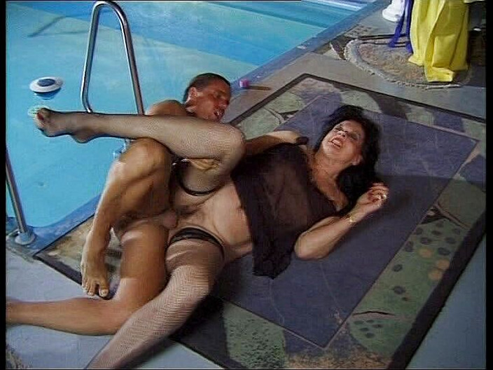 Xtime Network: Milf scopa in piscina