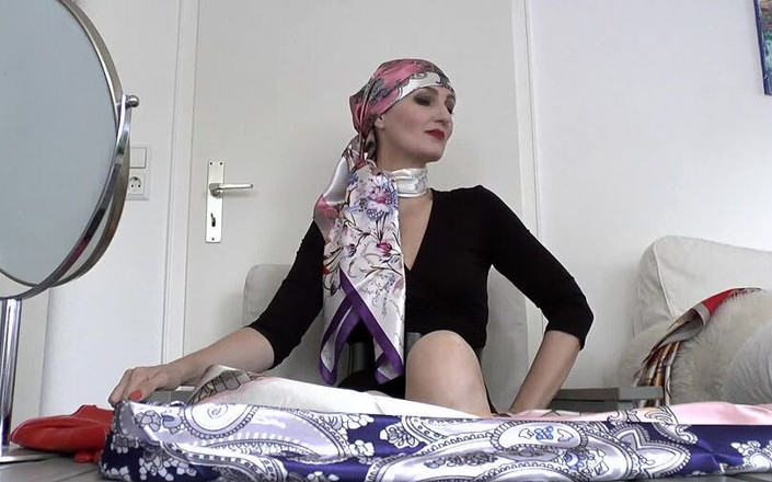 Lady Victoria Valente: Elegantní saténové neckerchiefs a styling bandany