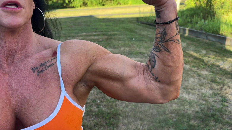 Kandylegsxxx: Milfs otot memancut mani arahan melancap