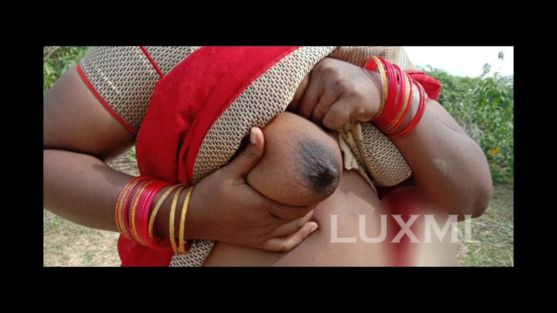 Luxmi Wife: Red Saree Di Luar Dare - Pertunjukan buah dada di luar...