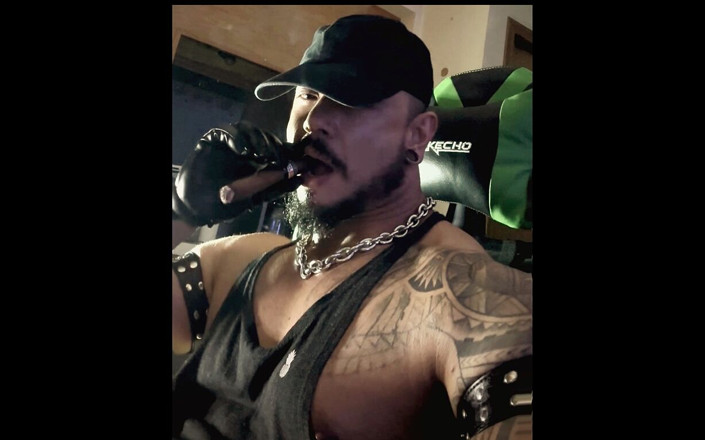 Reds and Muscles: Hey chicos, compartiendo un poco de humo de una sesión...