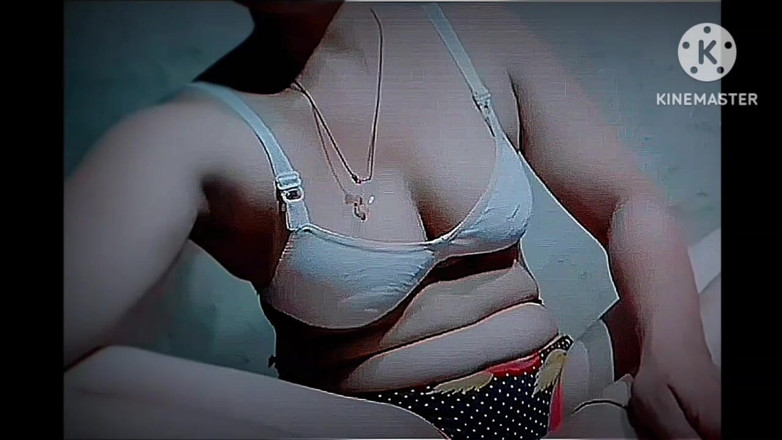 TricolorMusic3: Sexy indická dívka je sama ve svém domě. Neví, co...