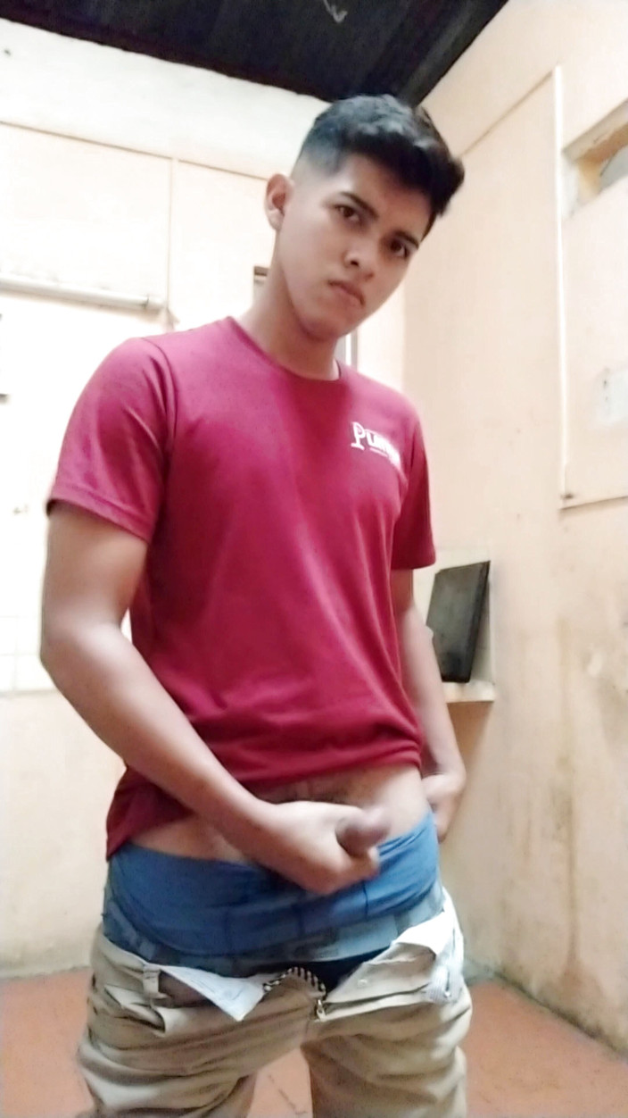 Chicos Virales: Cậu bé tuổi teen hứng tình khi anh ấy làm việc