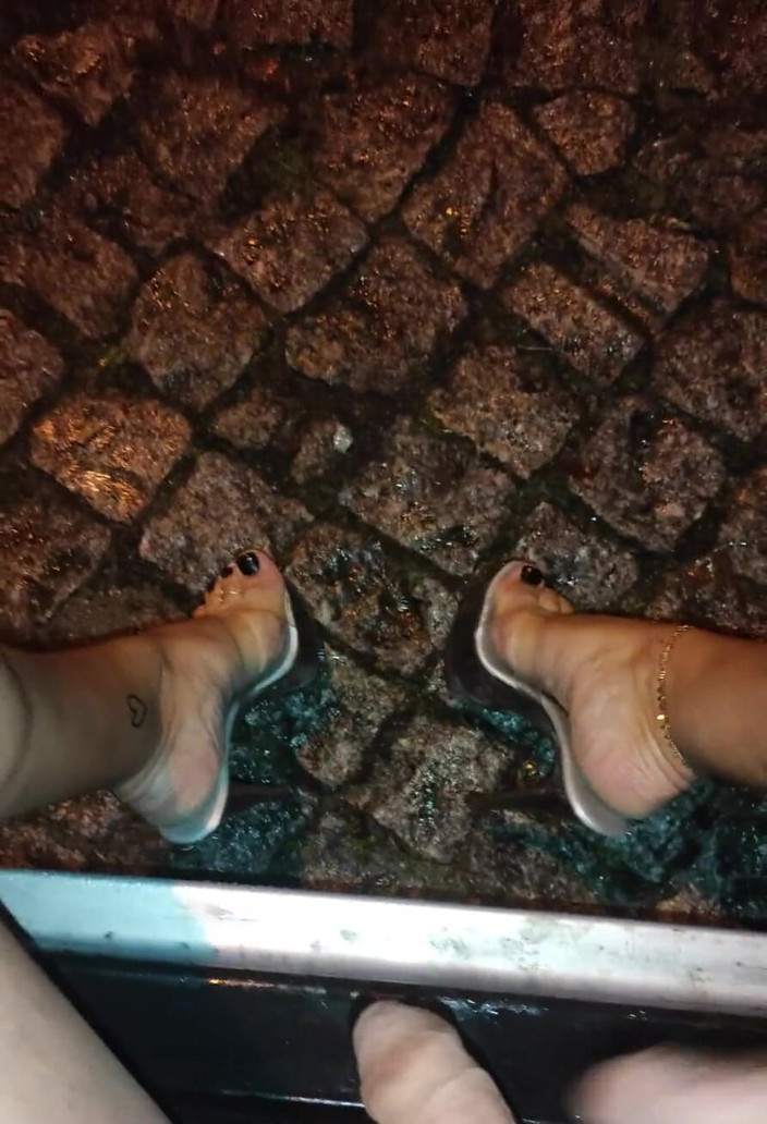 Joana Love: Masturberen in de regen