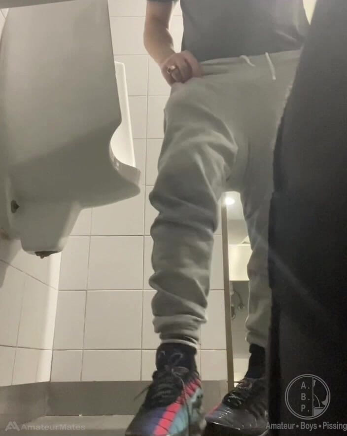 AmateurBoysPissing: 2 cowok berondong pakai sepatu kenegaraan lagi bersenang-senang di urinoir...