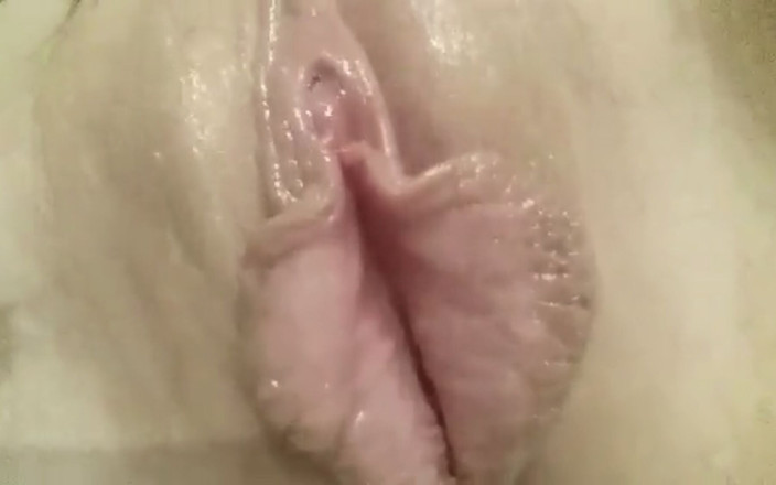 Pussy9lives: Pulsando el orgasmo del hermoso coño de 22 años