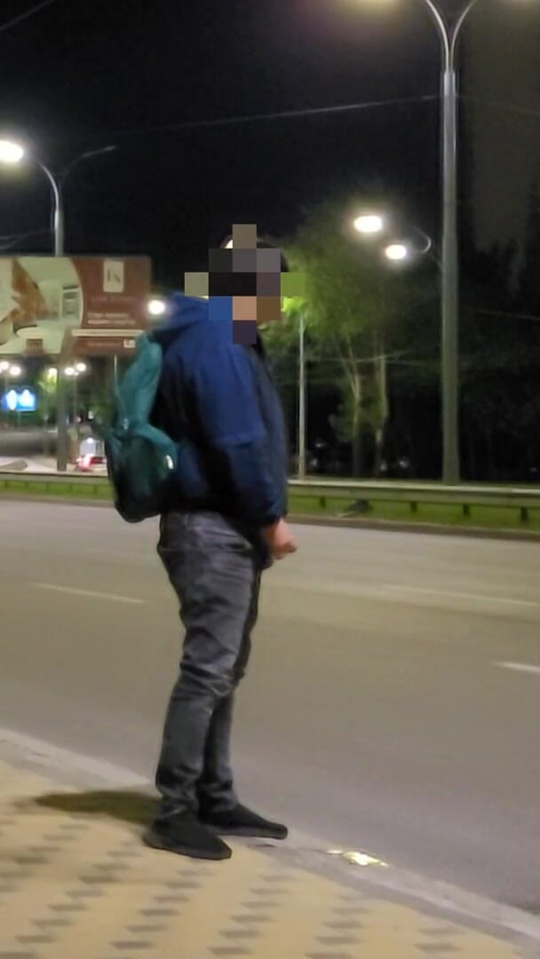 Wanker forever: Adam arabaların kullandığı yolda işiyor ve mastürbasyon yapıyor
