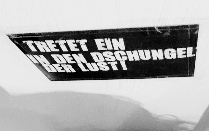 Moe_798: Masturbasi anal dengan dildo besar jarak dekat