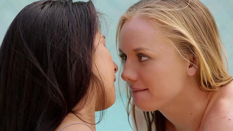 Lesbian Stories: Awek lesbian muda menjilat pepek satu sama lain di kolam...