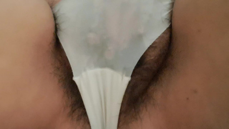 Mommy big hairy pussy: Une MILF à la chatte poilue se branle