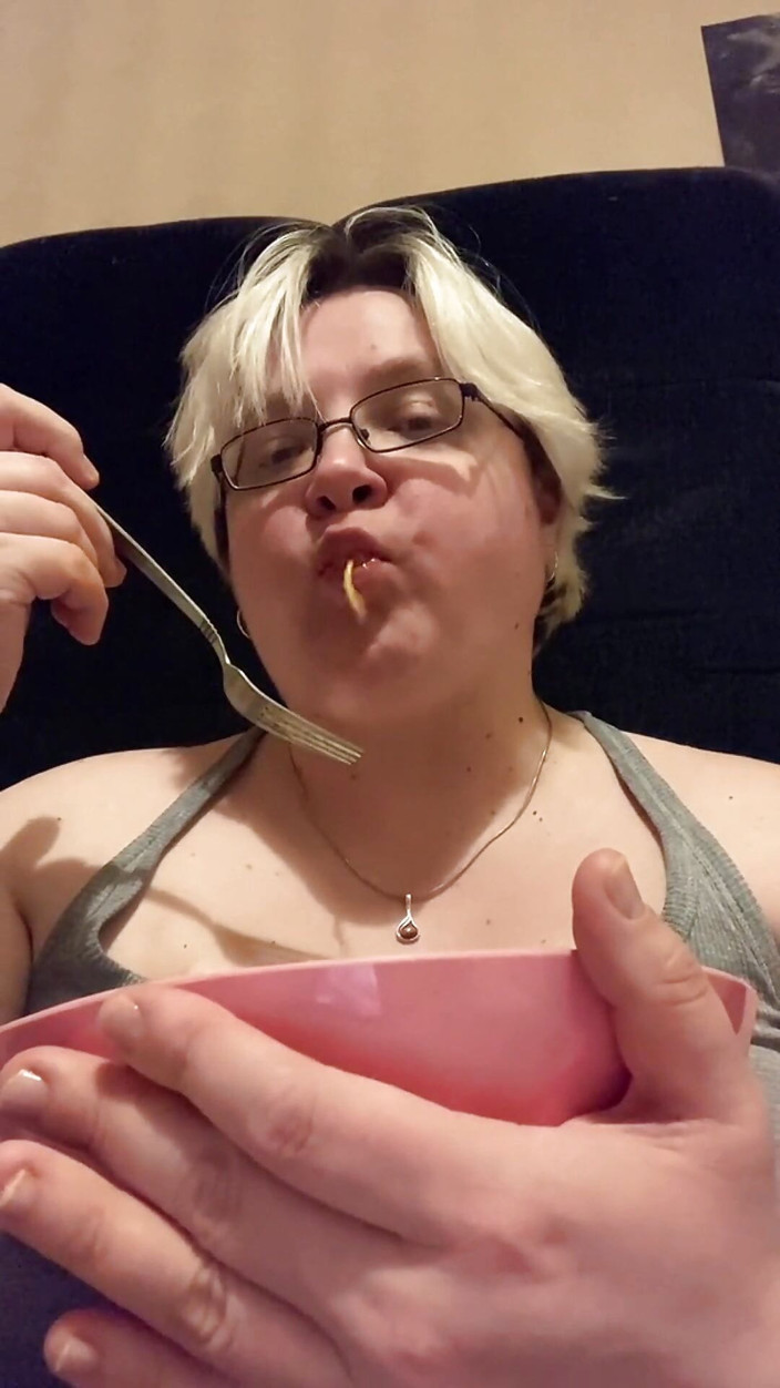 Real homemade BBW BBC porn: Товстушка просить фаната їсти спагетті