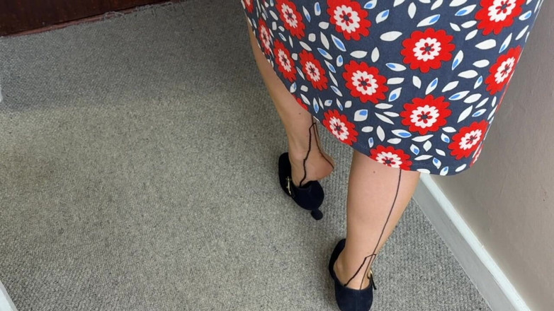 Aunty Sandra vintage girdle queen: Vgq21 Tante Sandra Kleedt Zich Aan Voor Een Vergadering