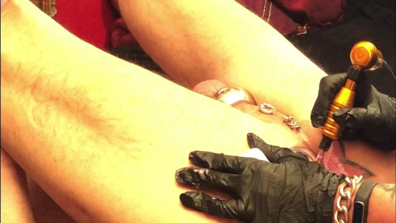 Dominatrix Frida: Tatuaggio anale con stella anale