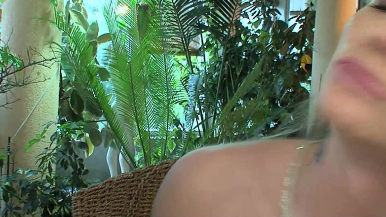 DARVASEX: Scène de culs sexy - Alice, blonde à forte poitrine, adore se...