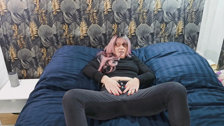 Sofy13: MILF Sexy Ce Gode Et Fait Vibrer Sa Chatte Humide...