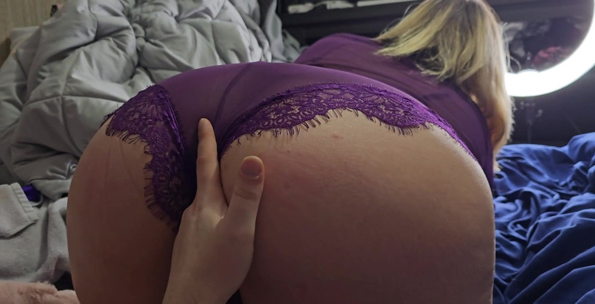Funhousewife69: Comenzó a jugar conmigo mientras trataba de trabajar Lol, así...