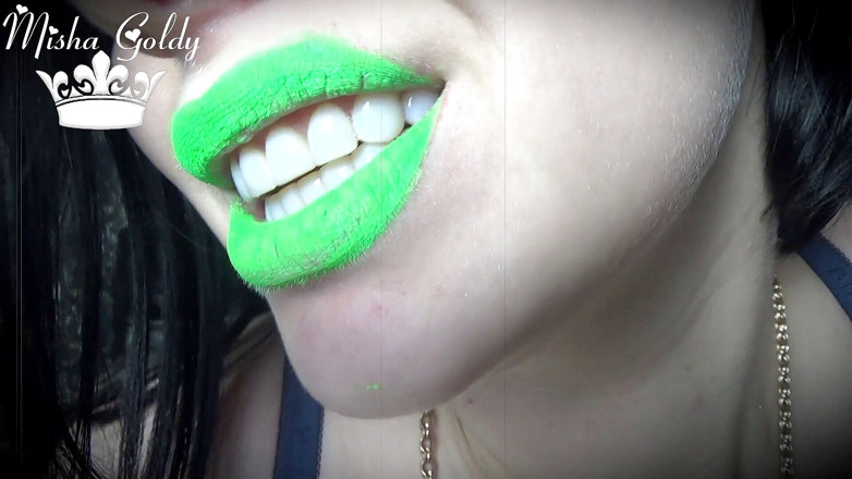 Goddess Misha Goldy: Adoration d'esclaves avec du rouge à lèvres vert néon