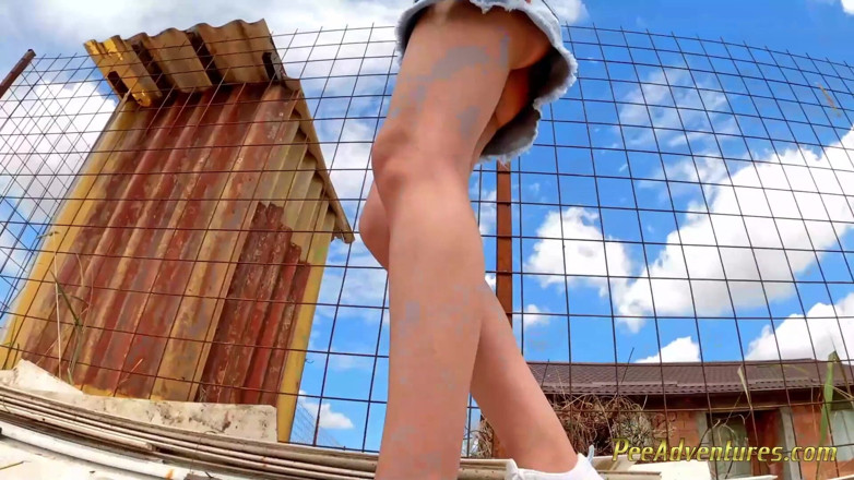 Pee Adventures: Seksowna brunetka stara się siusiu