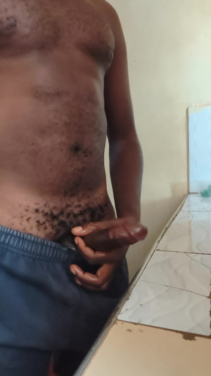 Kenyandick: Solo-freund wichst seinen harten schwanz früh am morgen und ließ...
