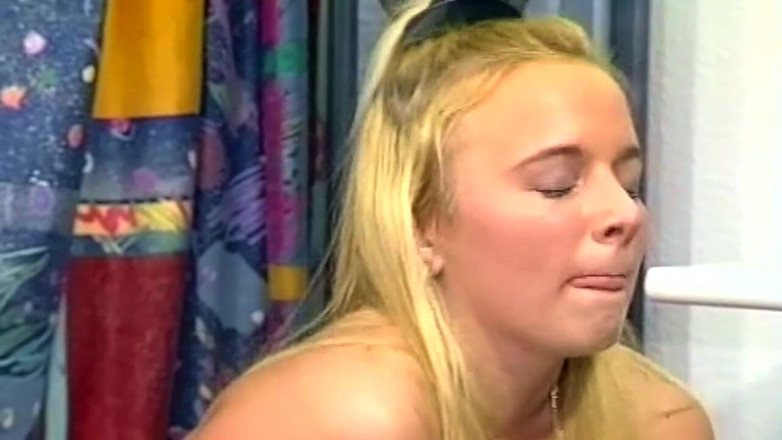 TRASHPORN: Cycata blondynka i brunetki babes pożerają kutasa w dzikim trójkącie