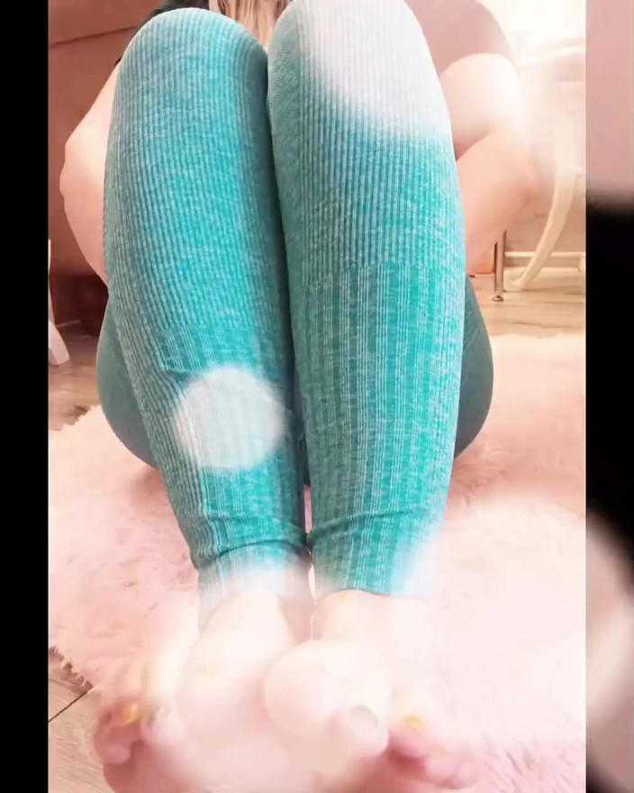 FrauleinP: Cewek nakal dengan celana yoga super seksi ini lagi asik...