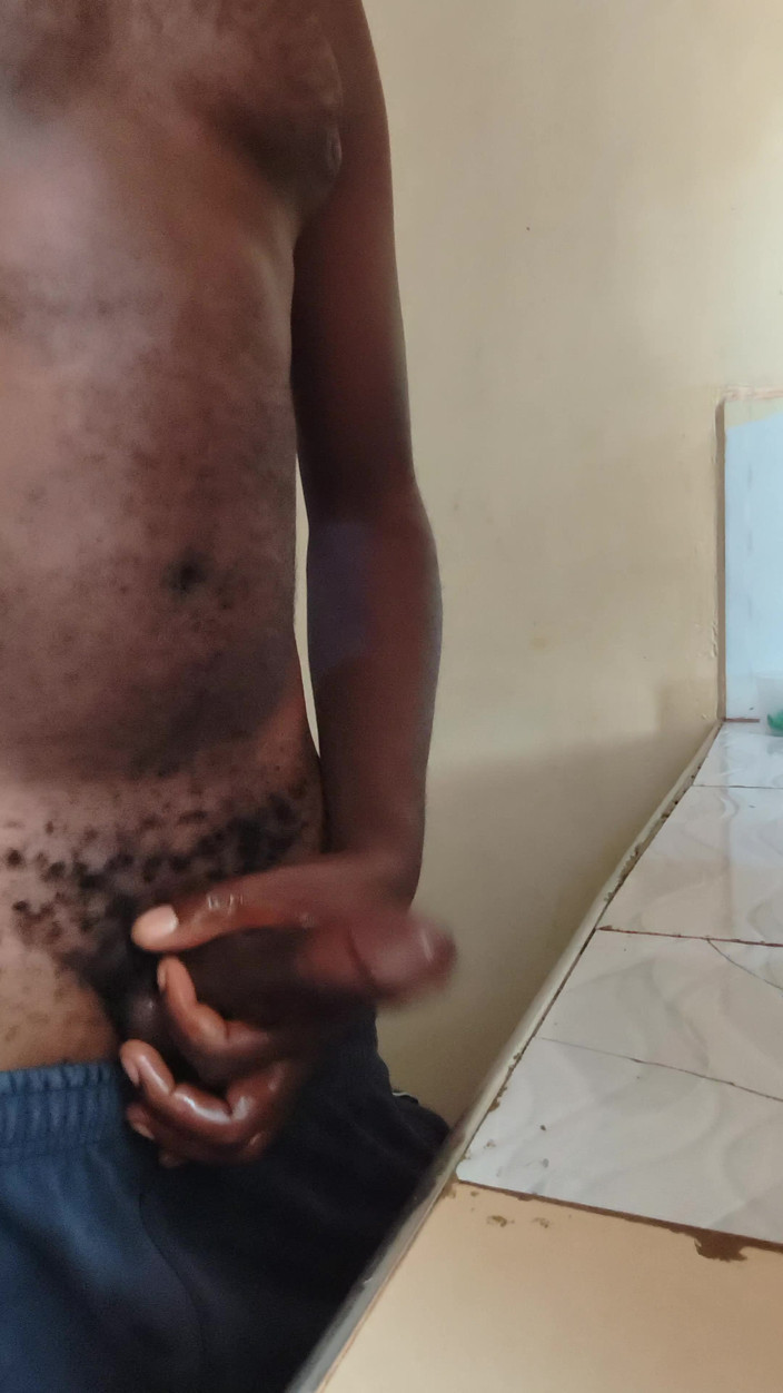 Kenyandick: Solo namorado masturbando seu pau duro no início da manhã...
