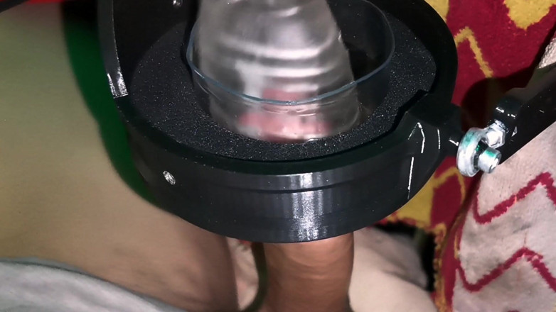 SEXY_GUYBEST: Un robot care se masturbează testează rezistența unui penis mare.