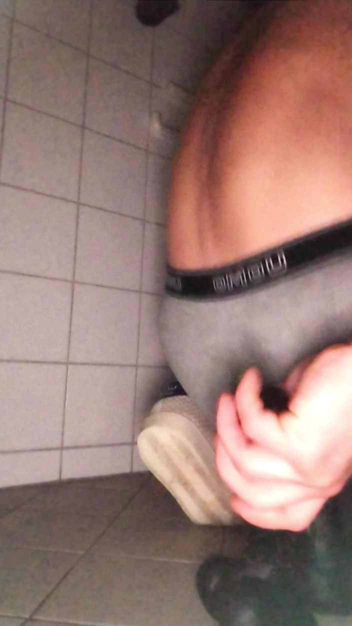Damaged Hole: Baño Público, Dos Consoladores Excitados