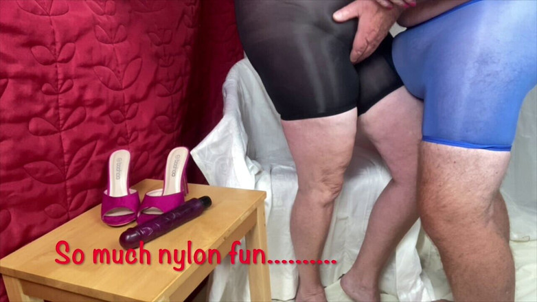 Mr MF: 熟女的脚夫人和她的尼龙朋友玩
