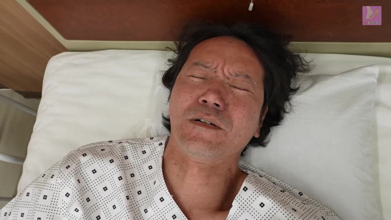 Fetish hodai: Doktor üvey kızım sapık üvey babamın sert yarağını her iki eliyle kocasından...
