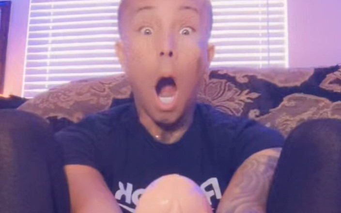 JJ_JosieVogue: Femboy chevauche un énorme gode de 12 pouces et se fait baiser...