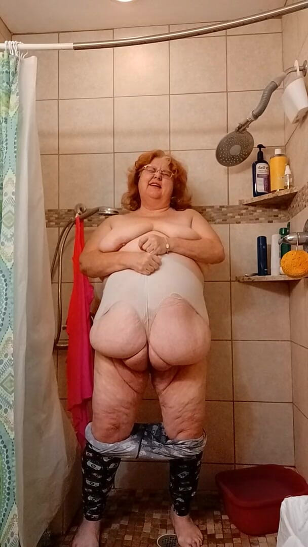 BBW nurse Vicki adventures with friends: Sial, aku kencing liat celanaku nggak?