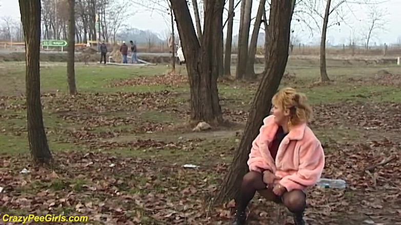 Crazy pee girls: Soția roșcată se pișă în aer liber