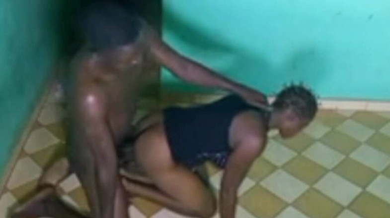 Pornsexlive: Siyah yarağımın tadını çıkarıyor