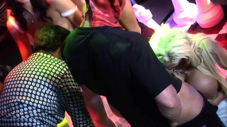 Fetish Desire: Sexy babe geneukt door gemaskerde man