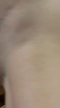 Esta morena com tesão com peitos naturais gosta de brincar com paus duros chupando e lambendo-os sensualmente