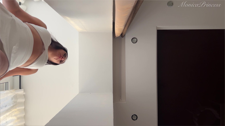 Princess Monica: La géante vous écrase sous son louboutin nu en POV 4K