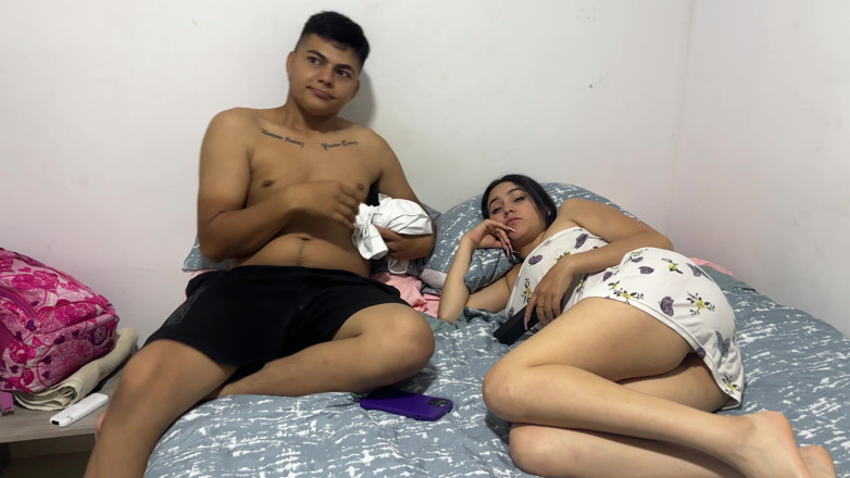 ManuelaAlvarez: 영화를 보면서 큰 의붓여동생을 놀라게 했는데, 내 거대한 자지를 그녀 입에 넣었고 그녀는 창녀처럼 빨았다