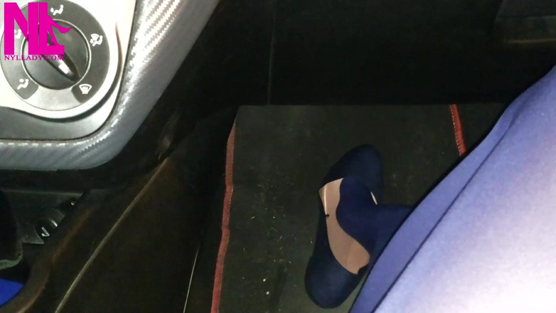 Nyllady: Dangling dalam pantyhose biru dan flat biru di stesen minyak