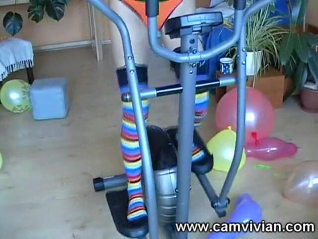 Camvivian: Сексуальные игры с воздушными шариками и гирьками
