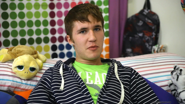 Lollipop Twinks: Ragazzo della fattoria diventa pornostar gay