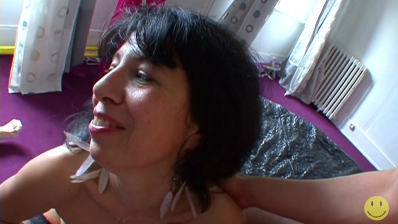 French Amateur Porn: Cachonda milf Wendy follada por el culo durante un trío