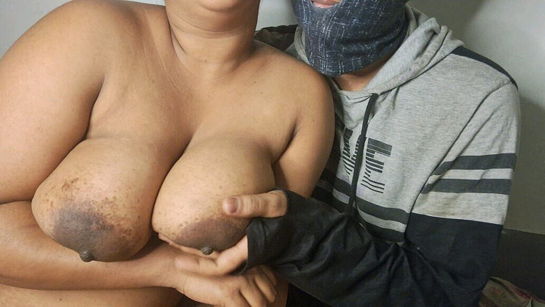 Villagepornx: Isteri miang menghisap buah dada dengan dikongkek keras