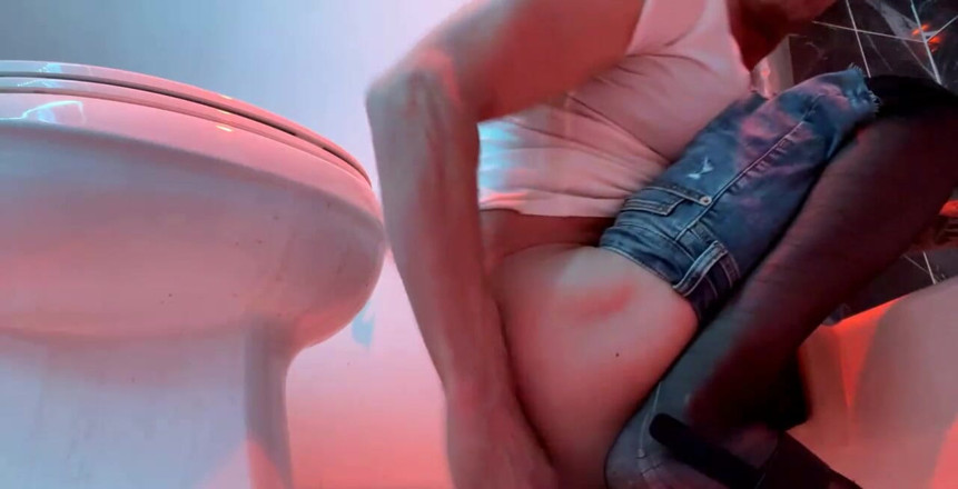Sissy slave Sylvia: Fella ko denim tarah ka din pasand hai