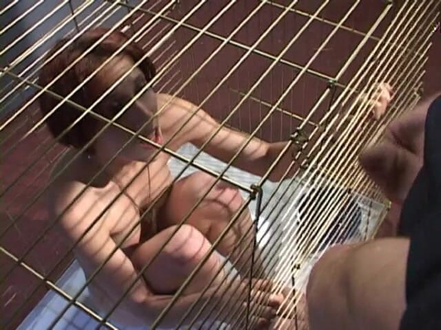 Oral Sluts: Покірна повія смокче член поліцейських, перебуваючи в клітці
