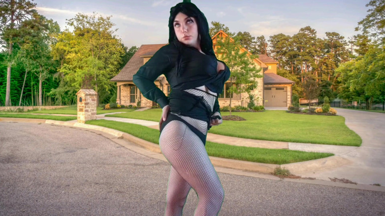Kitty_Cross: 555 Femboy utomhus ganska gotisk resenär framför söta hem