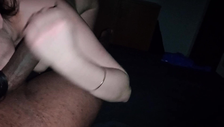 Apolo Fitness: Una studentessa universitaria succhia le palle del suo ragazzo mentre...